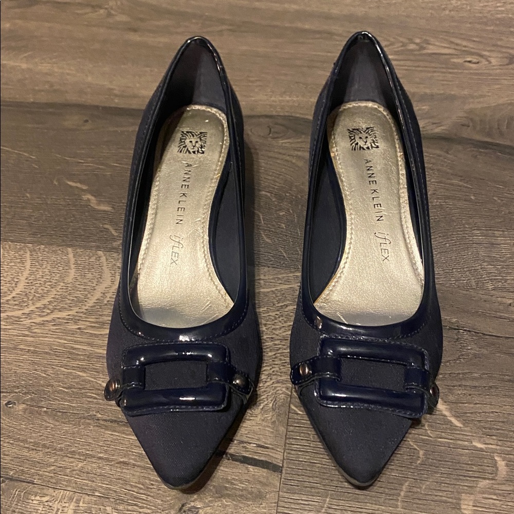 Calvin Klein iflex Classic Pump with Kitten Heel and Buckle Navy Blue Size 7